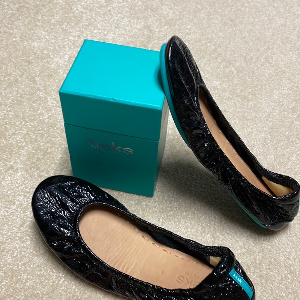 Tieks black size 8 EUC.  Only worn once.